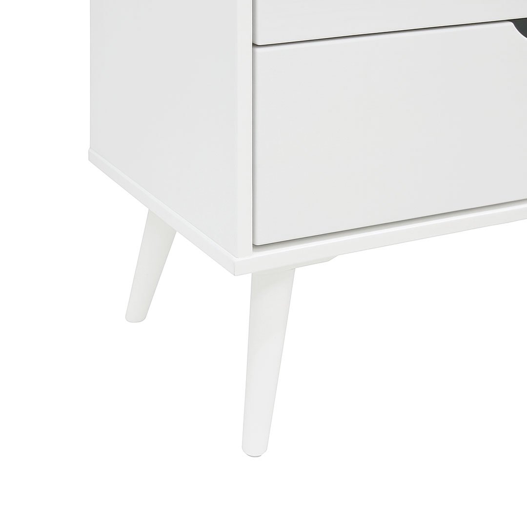 Detalhe dos pés palito da Cômoda Astor