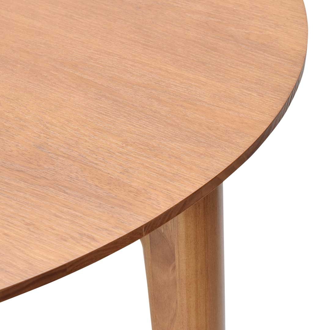 Detalhe da base e madeira maciça da Mesa Blast