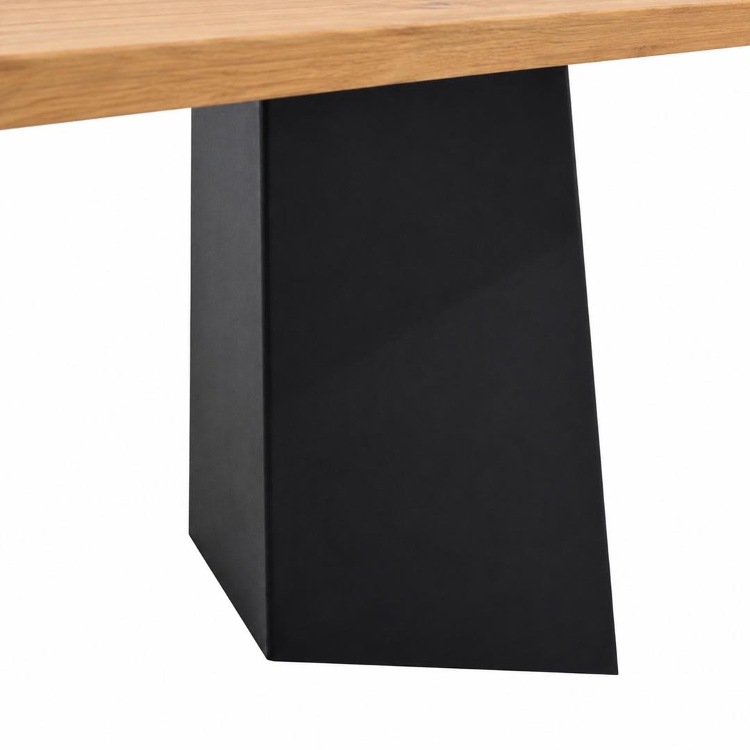 Detalhe da base de ferro preto da Mesa Linea